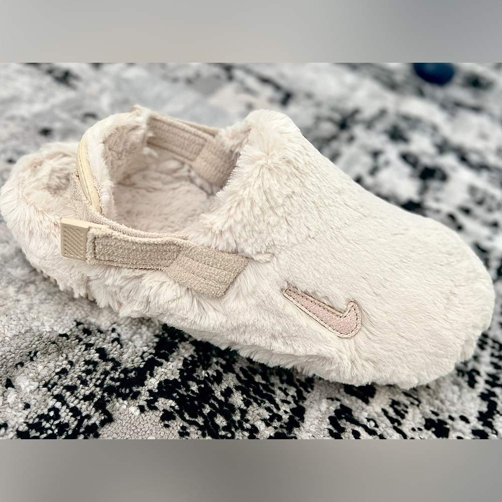 New Nike Calm Mule SE SandDrift Faux Fur Sandals Womens Size 8 - FZ3119-100